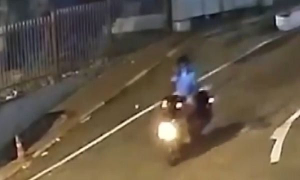 Motosikletli saldırgan iş yerlerine kurşun yağdırdı!